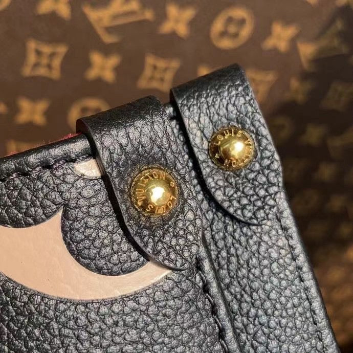 Lv Onthego Trumpet Tote bag